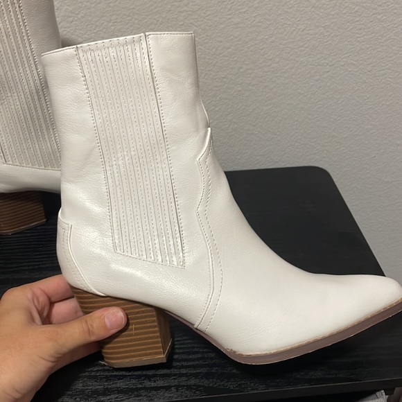 LuLus white boots - Picture 6 of 7